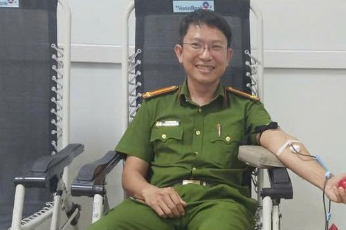 Trung tá công an vượt 40 km hiến máu AB cứu bé gái qua cơn nguy kịch
