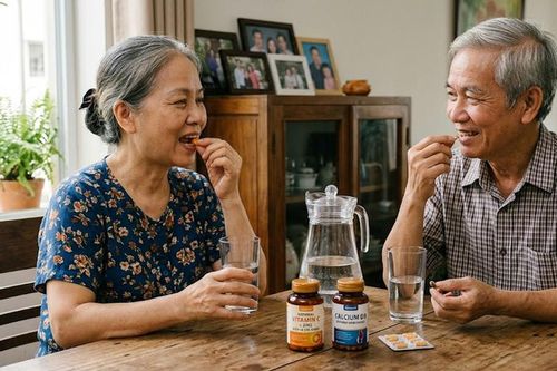 Sau tuổi 70, uống vitamin tổng hợp mỗi ngày có cần thiết?