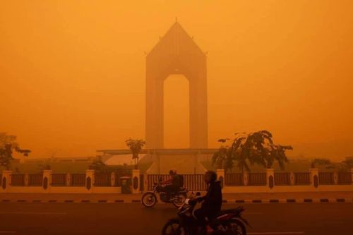 Bầu trời chuyển màu cam bất thường, khói mù bao phủ Kalimantan