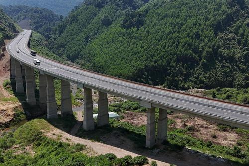 Ngắm cao tốc La Sơn - Hòa Liên 4 làn xe uốn lượn giữa núi rừng