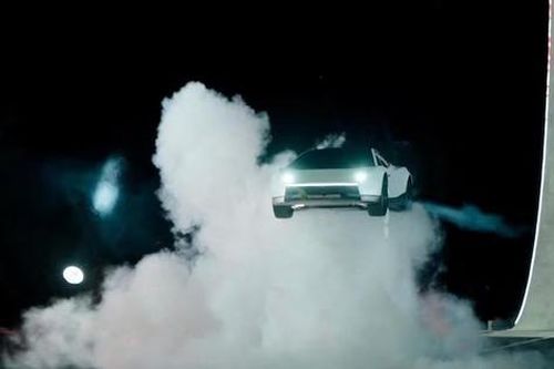 Mẫu xe Roadster mới của Tesla có thể xoay trên không nhờ các bộ đẩy từ SpaceX