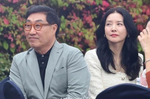 Lee Young Ae xuất hiện bên chồng hơn 20 tuổi