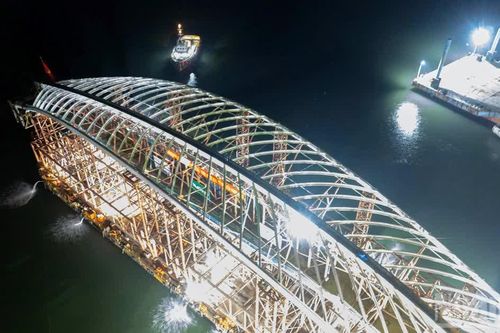 [Ảnh] Đưa vòm thép cầu đi bộ vượt sông Sài Gòn nặng 3.400 tấn lên sà lan an toàn