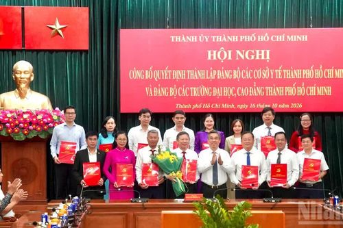Thành ủy Thành phố Hồ Chí Minh công bố quyết định thành lập hai đảng bộ cơ sở và trao quyết định cán bộ