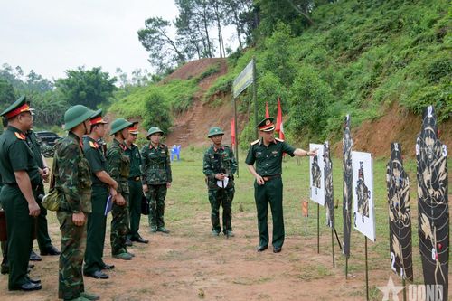 Phát huy truyền thống anh hùng, xây dựng LLVT Quân khu 1 cách mạng, chính quy, tinh nhuệ, hiện đại