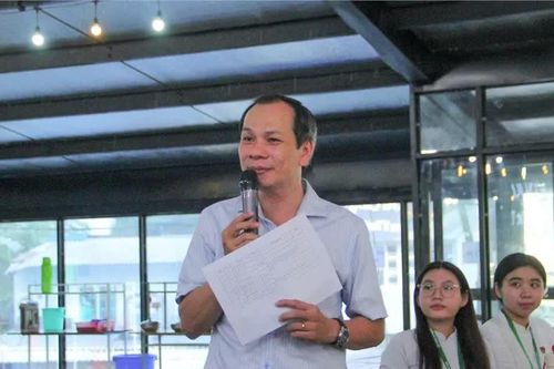 Hiệu trưởng cùng ăn sáng, uống trà sữa để đối thoại với học sinh