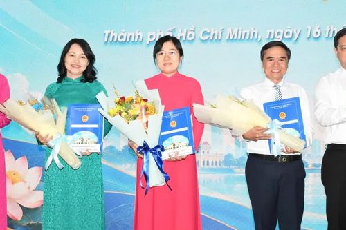 TPHCM: Trao quyết định bổ nhiệm cán bộ quản lý của 15 trường cao đẳng