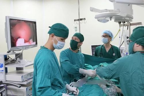Ho kéo dài, tức ngực, người đàn ông 67 tuổi phát hiện u tuyến ức trung thất
