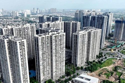 Giá nhà cao, lãi suất tăng khiến người mua chung cư chùn bước
