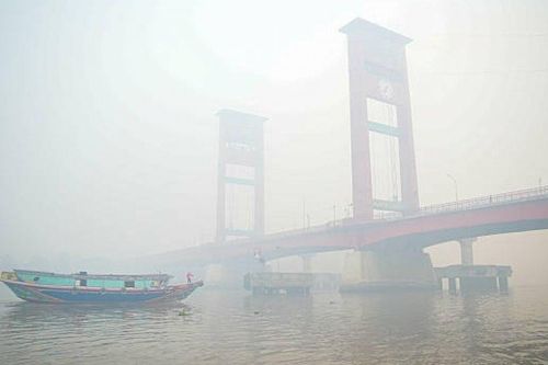 Khói mù độc hại bao trùm, Indonesia tung biện pháp lạ đối phó
