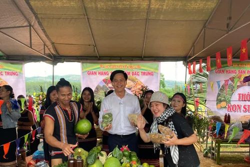Lãnh đạo xã livestream bán nông sản, đưa đặc sản quê nhà lên không gian số