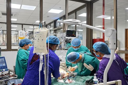Người đàn ông sốc nhiễm khuẩn, ngừng tim nguy kịch do uống rượu