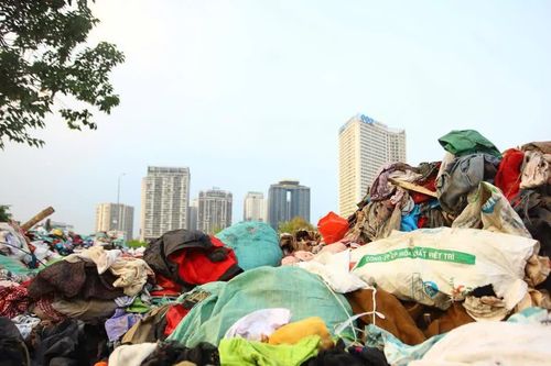 Gần 300 tấn quần áo cũ chất thành đống rác ở Hà Nội