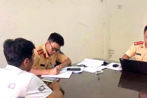 Thanh Hóa xử lý xe ô tô biển trắng 'núp bóng' chở khách thu tiền