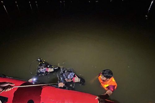 Lặn tìm người đàn ông nghi mất tích tại cầu Tam Giang