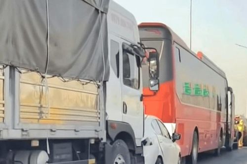 Giữ khoảng cách an toàn: Bài học từ vụ 7 ô tô va chạm liên hoàn