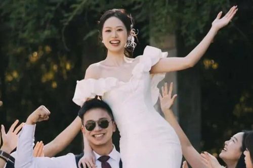 Cặp đôi cùng họ cùng tên làm đám cưới, khách ngỡ ghi nhầm thông tin
