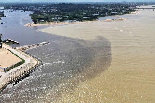 Lạ mắt cửa biển Quảng Ngãi như 'chia đôi', hai màu nước kéo dài cả cây số