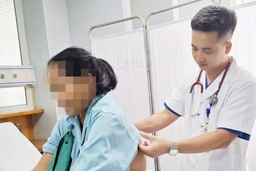 Vô tình chạm vào tổ ong vò vẽ, người phụ nữ bị đốt 60 nốt