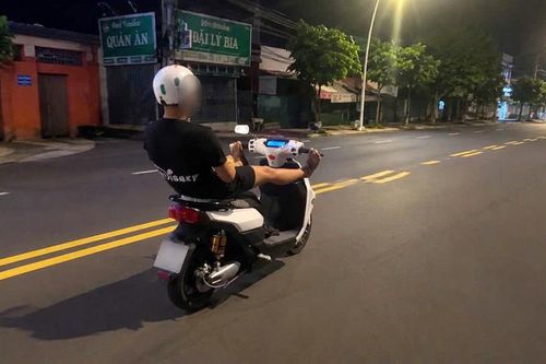 CSGT TPHCM xử lý nhiều thanh thiếu niên biểu diễn đi xe máy để 'câu view'