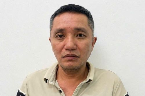 Tạm giữ người đàn ông xăm trổ có 3 tiền án, đập phá ô tô ở Hà Nội