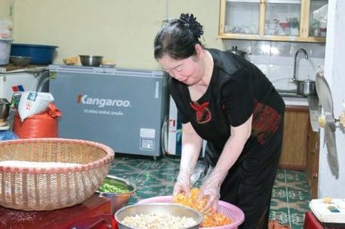 15 năm đỏ lửa lúc 1 giờ sáng, người phụ nữ Quảng Ninh lặng thầm nấu cháo nghĩa tình