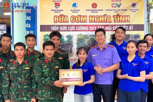 Tuổi trẻ VKSND tỉnh Cà Mau trao 'Bữa cơm nghĩa tình' đến lực lượng quy tập hài cốt liệt sĩ