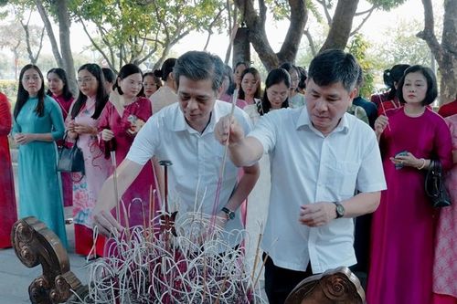 VKSND tỉnh Ninh Bình dâng hương tưởng niệm 10 nữ dân quân pháo phòng không Lam Hạ