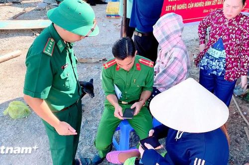 Cà Mau: Đồn Biên phòng Hòn Chuối hỗ trợ người dân tiếp cận dịch vụ số