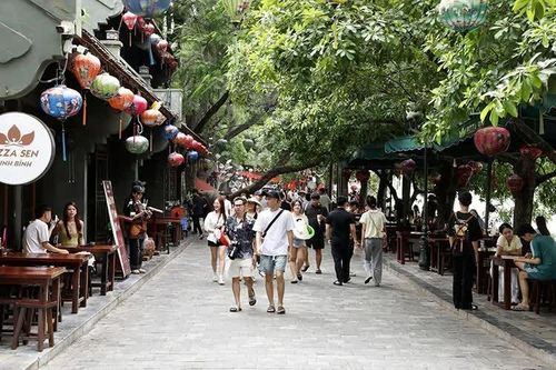 Thời tiết 16/10: Bắc Bộ nắng ráo, Nam Bộ mưa dông, biển động mạnh