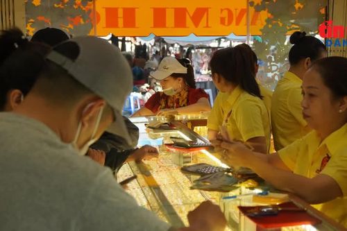 Giá vàng miếng SJC sáng 16/10 đi ngang, giá vàng thế giới giảm nhẹ