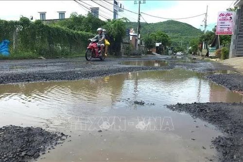 Đường xuống cấp kéo dài, người dân Đắk Lắk mong sớm được sửa chữa