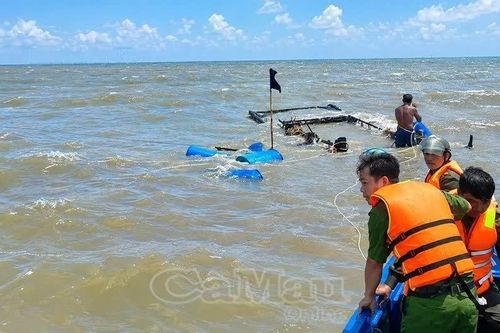 Phối hợp hỗ trợ trục vớt tàu cá bị chìm