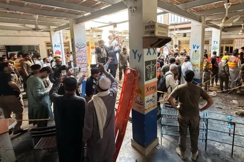 Mái trường học bất ngờ đổ sập khiến 28 người thiệt mạng, nhiều trẻ em bị vùi lấp