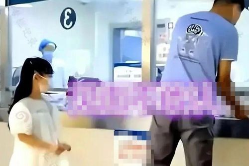Tình cờ gặp lại chồng cũ và con gái sau ly hôn, người phụ nữ sốc nặng trước thái độ của đứa trẻ