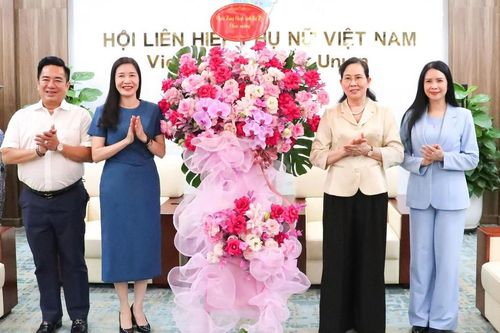 Ngân hàng Chính sách xã hội chúc mừng 96 năm thành lập Hội LHPN Việt Nam