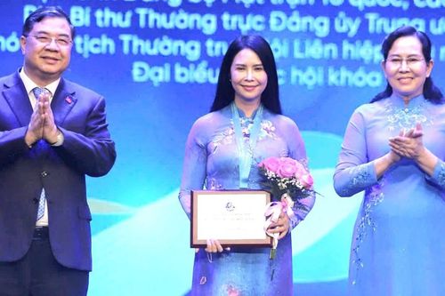 Phó Chủ tịch Thường trực Hội LHPN Việt Nam Trần Lan Phương được trao Giải thưởng Nguyễn Thị Định