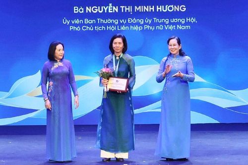 Phó Chủ tịch Hội LHPN Việt Nam Nguyễn Thị Minh Hương được trao Giải thưởng Nguyễn Thị Định