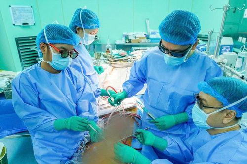 Một người nước ngoài bị hở van tim nặng được phẫu thuật kịp thời