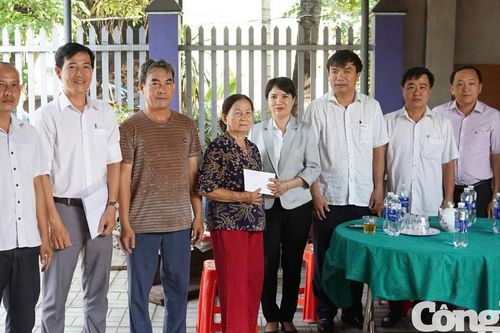 Trao 100 triệu đồng hỗ trợ người dân vùng ngập Suối Cái