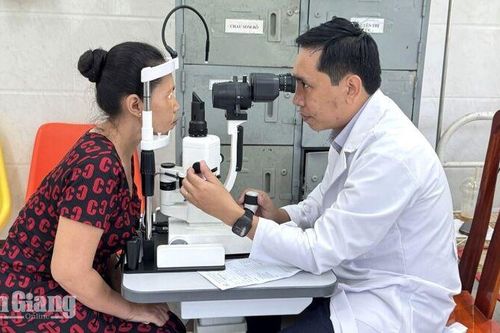 200 người dân khó khăn ở xã Ô Lâm được khám mắt miễn phí