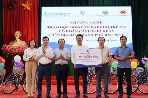 Bắc Ninh: Trao 490 suất học bổng, xe đạp cho học sinh có hoàn cảnh khó khăn