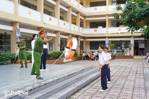 Trang bị kỹ năng phòng cháy và cứu người cho học sinh