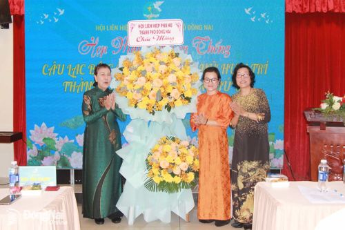 Câu lạc bộ Cán bộ Hội Phụ nữ hưu trí thành phố họp mặt 20-10