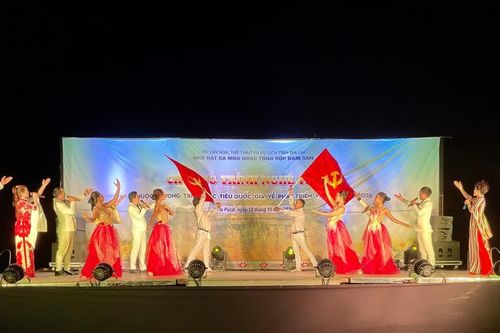 Nhà hát Ca múa nhạc tổng hợp Đam San biểu diễn phục vụ người dân biên giới