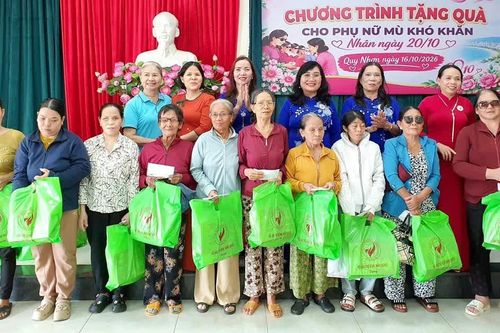 Gia Lai: Trao 100 suất quà cho phụ nữ khiếm thị