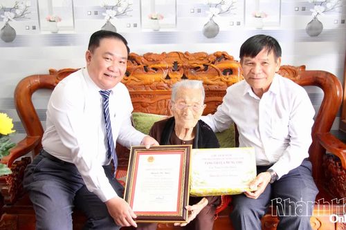 Trao thiếp mừng và quà của Chủ tịch nước dành tặng cụ bà tròn 100 tuổi tại xã Ninh Hải