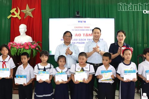 Thông tấn xã Việt Nam tặng sách cho học sinh và chia sẻ về tin giả cho sinh viên