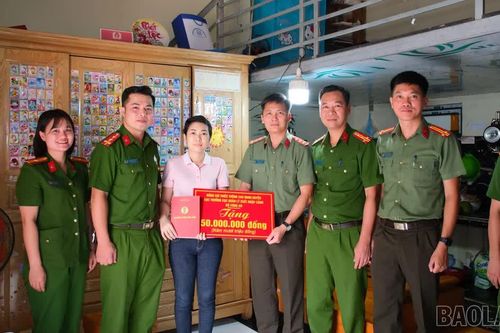 Công an tỉnh Lào Cai thăm hỏi, hỗ trợ hai gia đình cán bộ có hoàn cảnh đặc biệt khó khăn