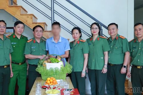 Lãnh đạo Công an tỉnh thăm, động viên cán bộ bị thương khi làm nhiệm vụ